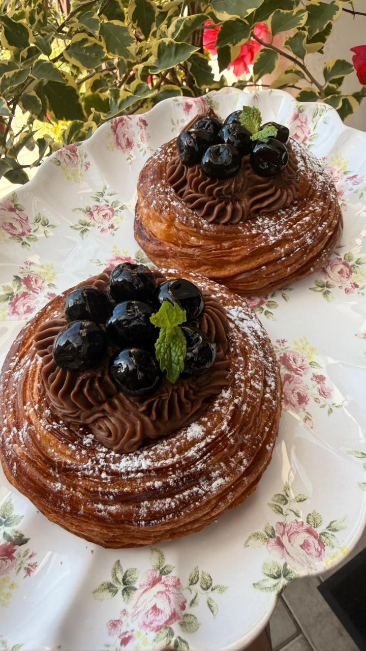 Torta Folhada de Chocolate com Amarena